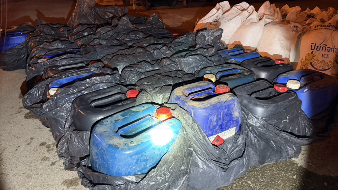 ฉก.ลาดหญ้า ร.29 จับกุมผู้ลักลอบขนน้ำมันเชื้อเพลิงกว่า 1,260 ลิตร ไปยังประเทศเพื่อนบ้านผ่าน จ.กาญจนบุรี